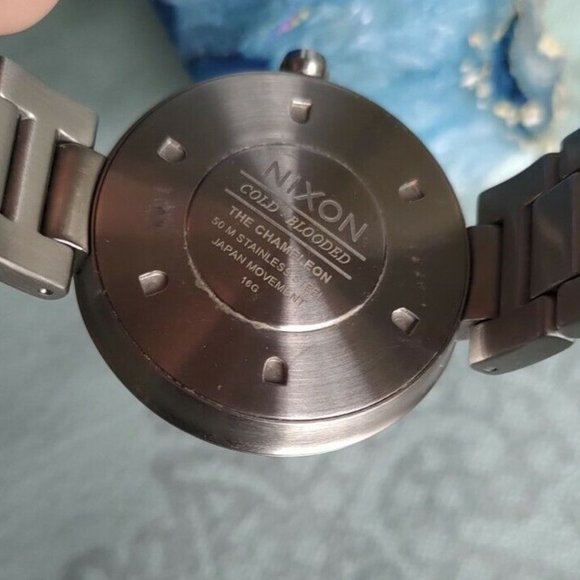 [SOLD] Elegant Silver Gold 40mm Nixon Chameleon Watch 'COLD BLOODED' New Battery - Picture 3 of 7